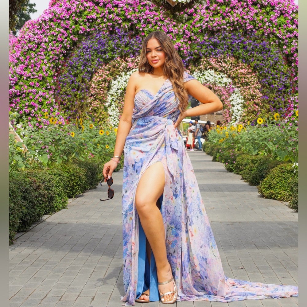 Floral long dress, worn just for the photo, perfect condition 🌸